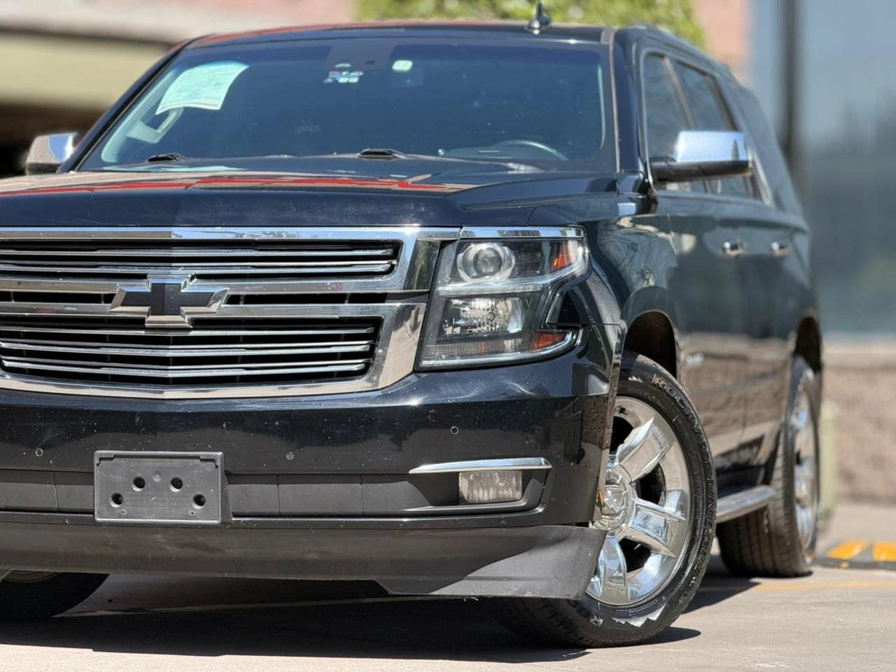 SUV Chevrolet Tahoe Premier 2017 de Preventas Carmexio, vista frontal mostrando el diseño aerodinámico y detalles del vehículo.
