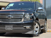 SUV Chevrolet Tahoe Premier 2017 de Preventas Carmexio, vista frontal mostrando el diseño aerodinámico y detalles del vehículo.