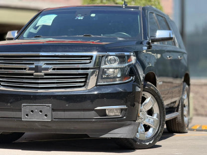 SUV Chevrolet Tahoe Premier 2017 de Preventas Carmexio, vista frontal mostrando el diseño aerodinámico y detalles del vehículo.