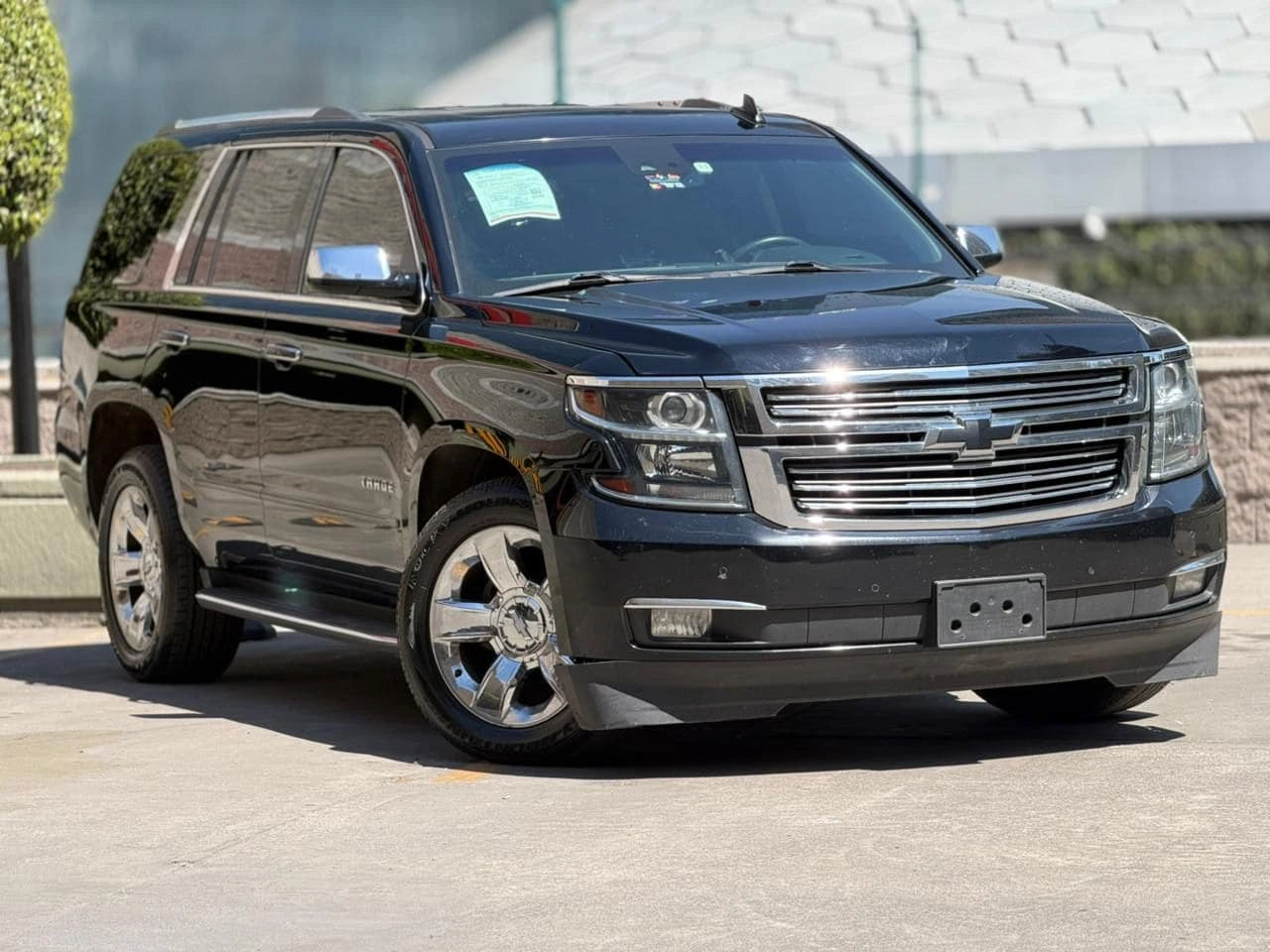 SUV Chevrolet Tahoe Premier 2017 de Preventas Carmexio, vista frontal mostrando su diseño robusto y detalles exteriores.