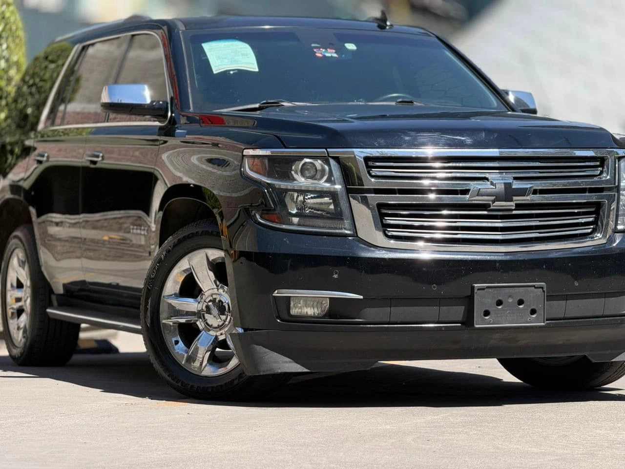 SUV Chevrolet Tahoe Premier 2017 de Preventas Carmexio, vista frontal mostrando el diseño y detalles del vehículo en color oscuro.