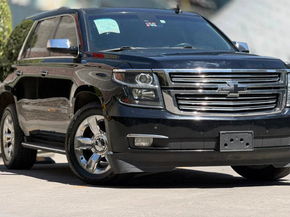 SUV Chevrolet Tahoe Premier 2017 de Preventas Carmexio, vista frontal mostrando el diseño y detalles del vehículo en color oscuro.