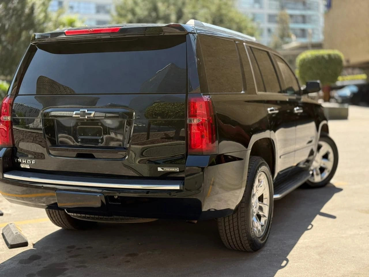 Imagen de un Chevrolet Tahoe Premier 2017 SUV de Preventas Carmexio, mostrando el exterior en color metálico con detalles interiores visibles.