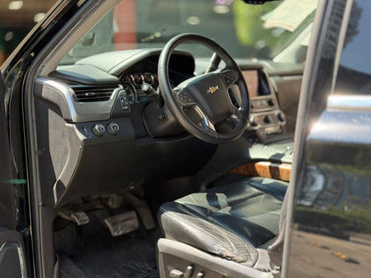 SUV Chevrolet Tahoe Premier 2017 de la marca Preventas Carmexio, vista frontal con detalles del vehículo en color oscuro.