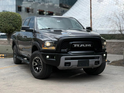 Camioneta Dodge RAM 1500 Rebel 4x4 2017 en color negro, vista lateral del pickup en la imagen.
