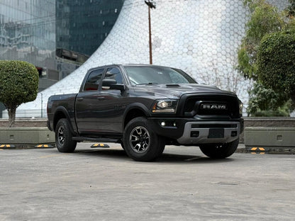 Camioneta pickup Dodge RAM 1500 Rebel 4x4 2017 en color negro, vista frontal mostrando la parrilla y luces delanteras.