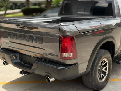 Camioneta Dodge RAM 1500 Rebel 4x4 2017 de Carmexio CDMX, vista frontal con detalles del diseño y colores.