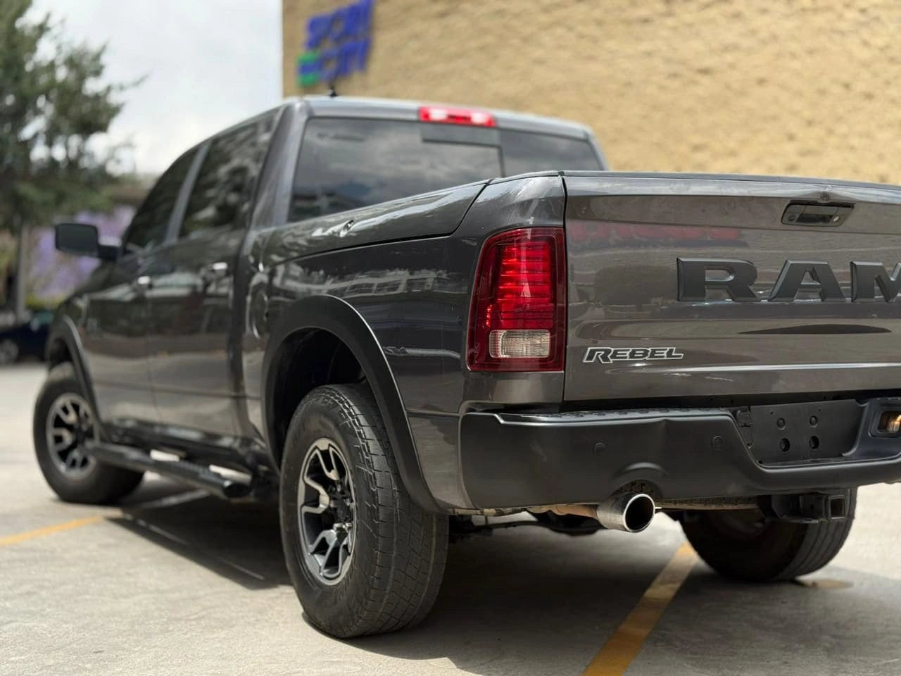 Camioneta Dodge RAM 1500 Rebel 4x4 2017 de Carmexio CDMX, vista lateral del pickup en color negro con detalles en rojo