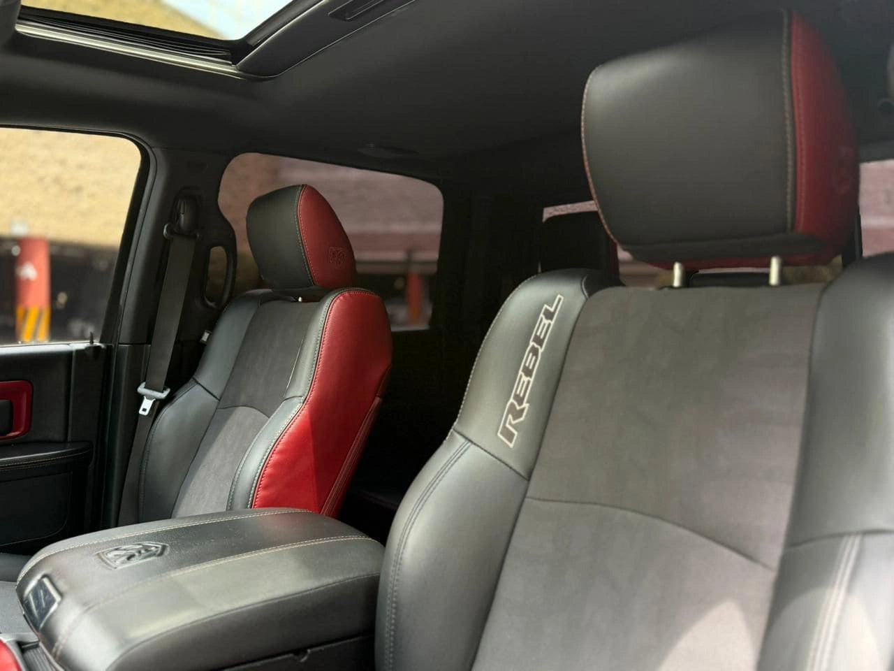 Camioneta Dodge RAM 1500 Rebel 4x4 2017 de Carmexio CDMX, vista frontal del pickup en color negro con detalles robustos