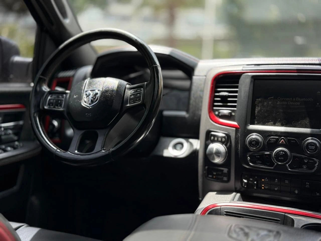 Camioneta Dodge RAM 1500 Rebel 4x4 2017 de Carmexio CDMX, vista lateral del pickup en buen estado.