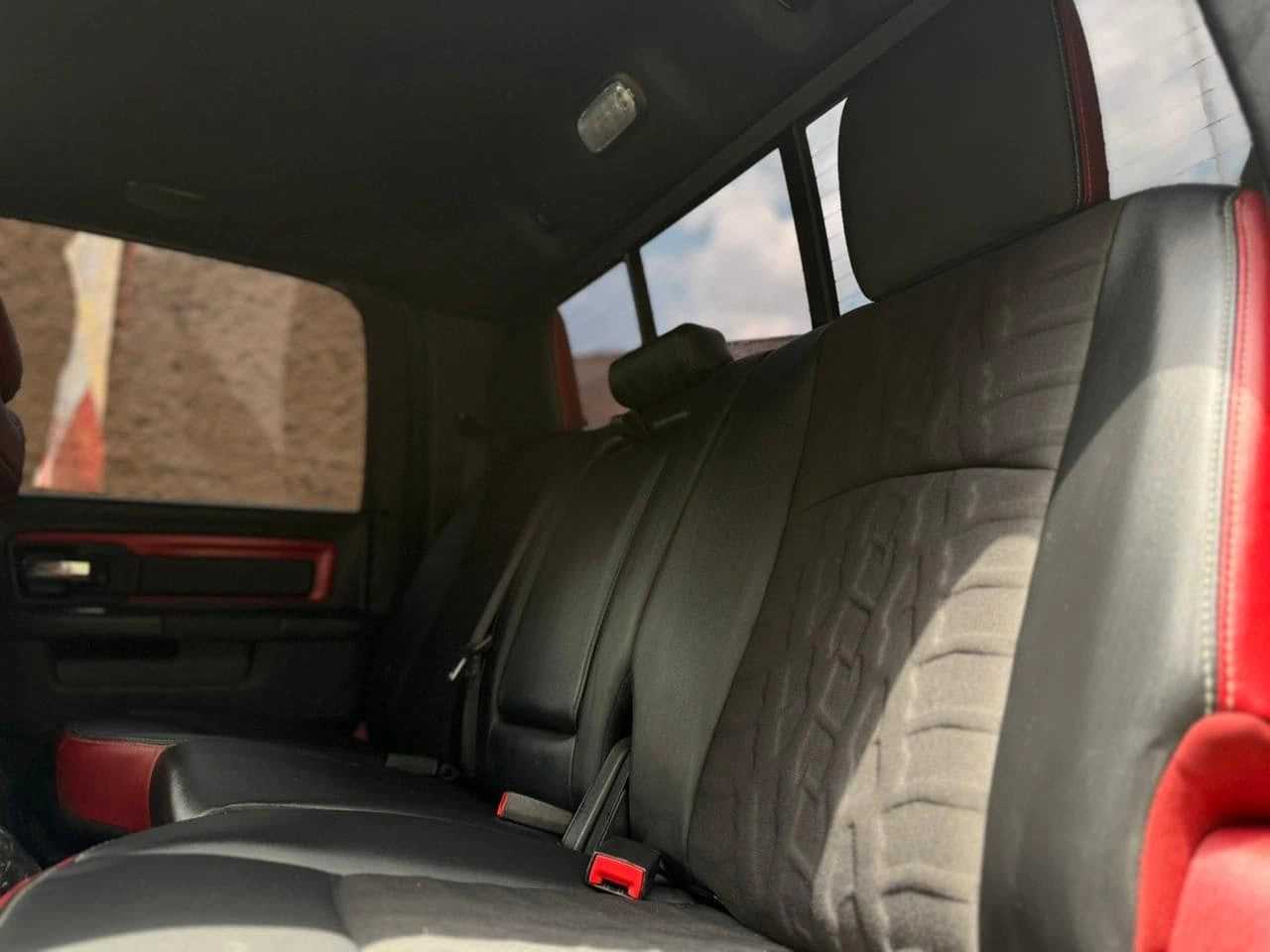 Camioneta Dodge RAM 1500 Rebel 4x4 de 2017, pickup de tamaño completo en color negro con detalles en plata.