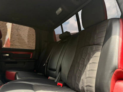 Camioneta Dodge RAM 1500 Rebel 4x4 de 2017, pickup de tamaño completo en color negro con detalles en plata.