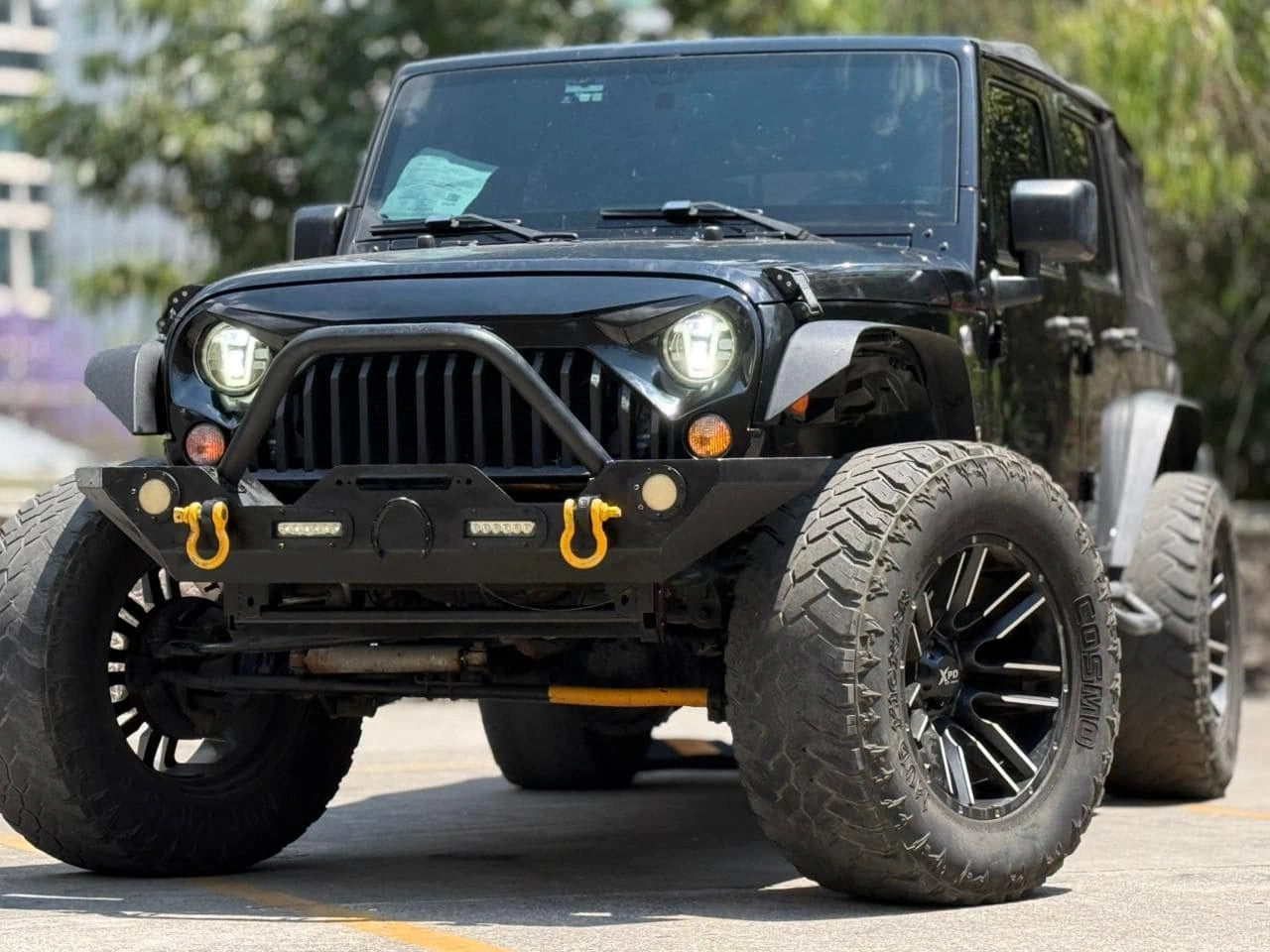 Vehículo Jeep Wrangler Unlimited Sport 2017 offroad de Carmexio CDMX, mostrado en una imagen que destaca su diseño robusto.
