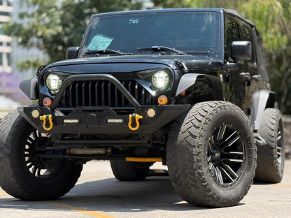 Vehículo Jeep Wrangler Unlimited Sport 2017 offroad de Carmexio CDMX, mostrado en una imagen que destaca su diseño robusto.