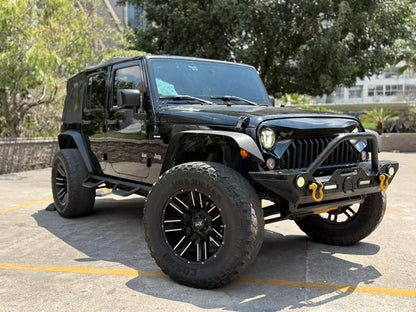 Vehículo Jeep Wrangler Unlimited Sport 2017 offroad de Carmexio CDMX, visto desde el costado con fondo de naturaleza.