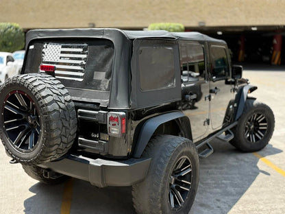 Imagen de un Jeep Wrangler Unlimited Sport 2017 offroad, en color negro, mostrando su exterior robusto y detalles de vehículo todoterreno.