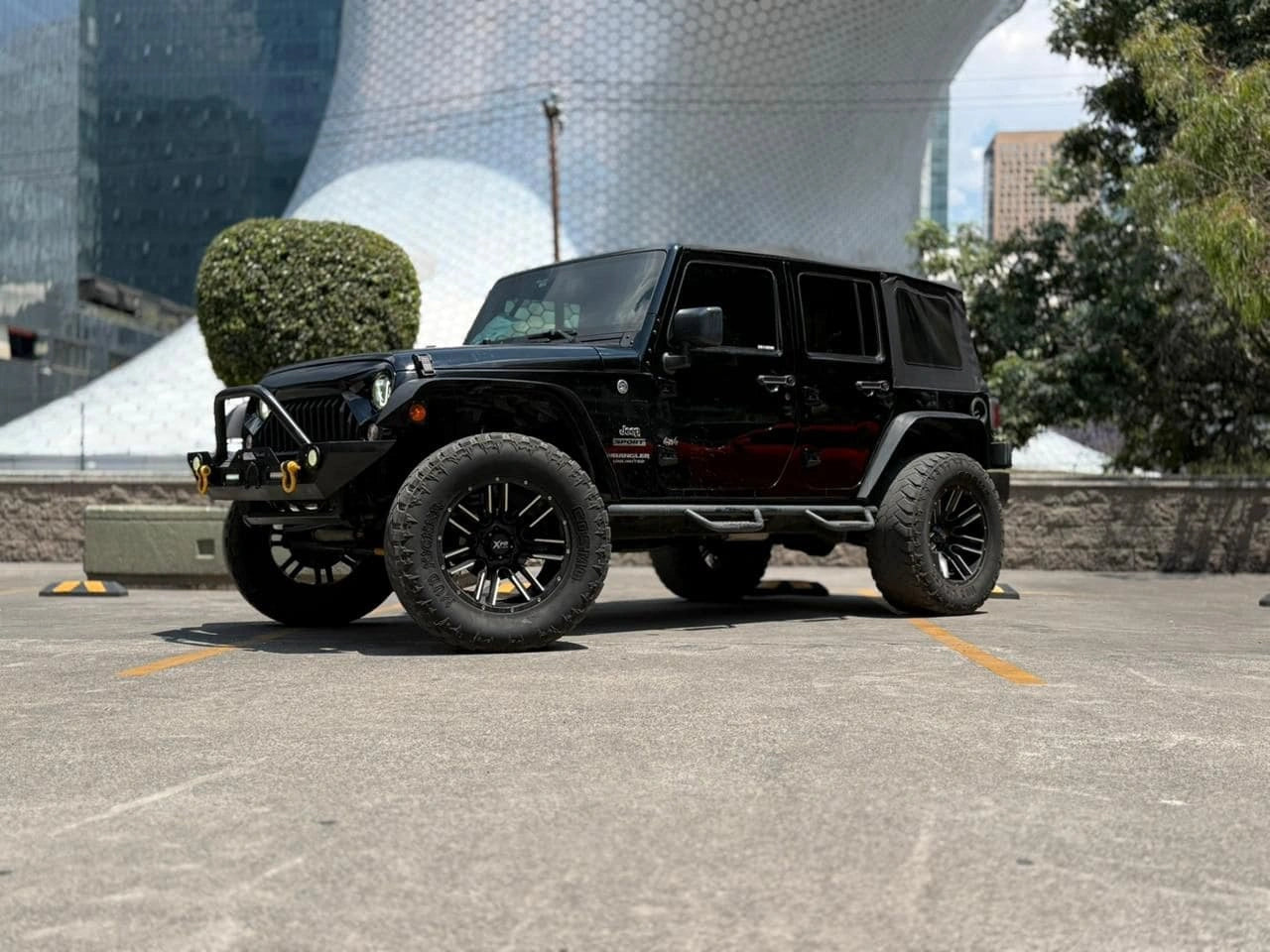 Imagen de un Jeep Wrangler Unlimited Sport 2017 de offroad, en color negro, mostrando su diseño robusto y características todoterreno.