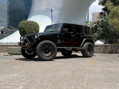 Imagen de un Jeep Wrangler Unlimited Sport 2017 de offroad, en color negro, mostrando su diseño robusto y características todoterreno.