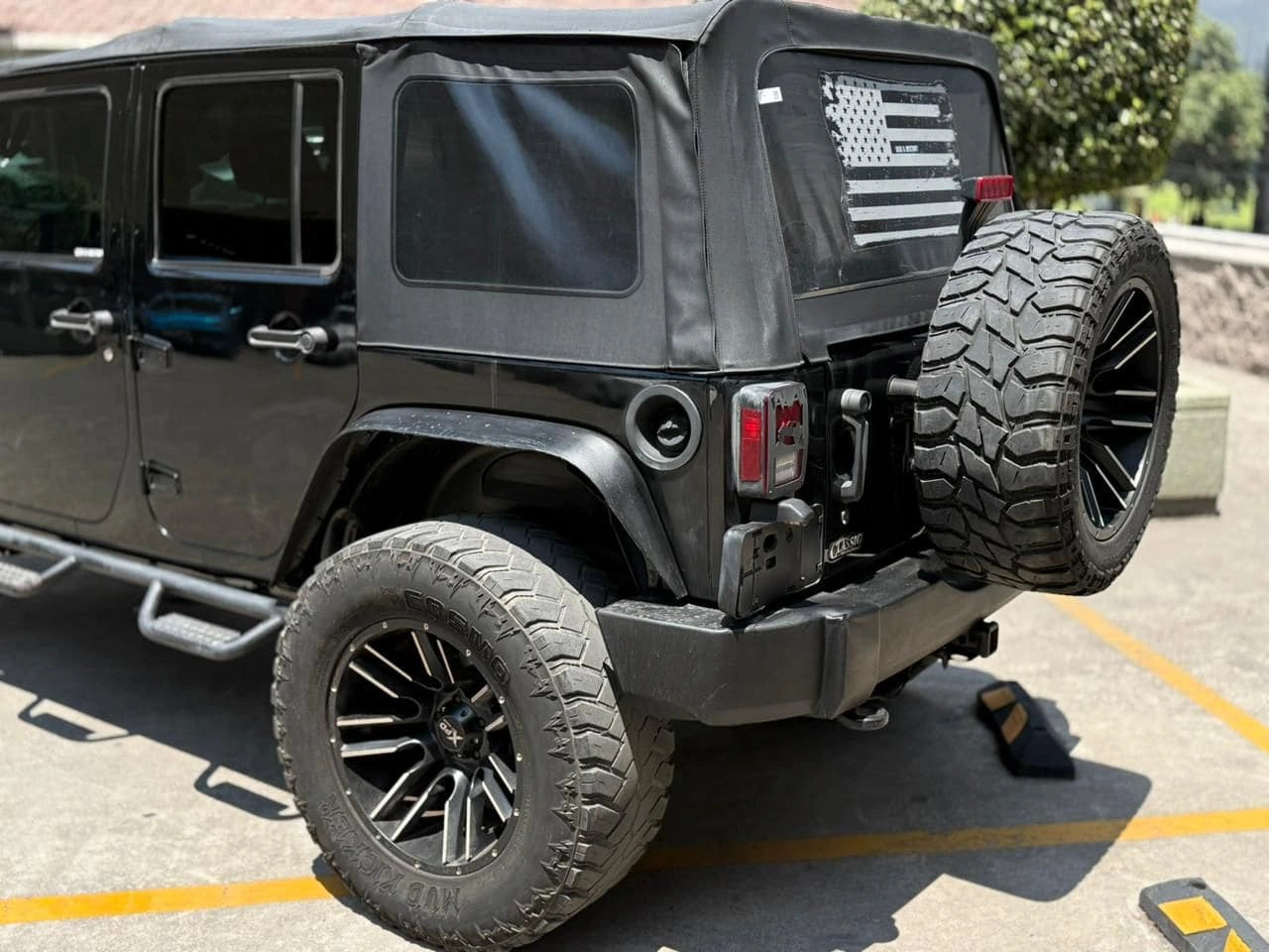 Imagen del Jeep Wrangler Unlimited Sport 2017 de offroad, en color negro, mostrando su diseño robusto y características offroad.