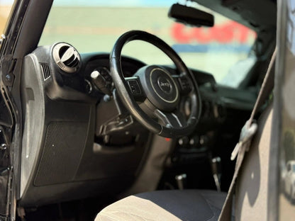 Vehículo Jeep Wrangler Unlimited Sport 2017 offroad en color negro, enfocado en actividades fuera de carretera, de la marca Carmexio CDMX.