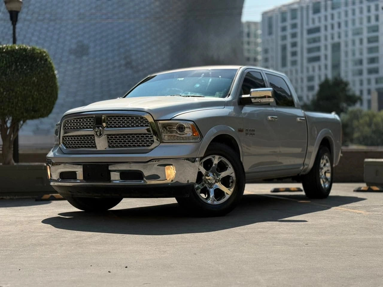 Camioneta Dodge RAM 1500 Laramie 2017 en color gris oscuro, vista lateral del pickup de tamaño completo.