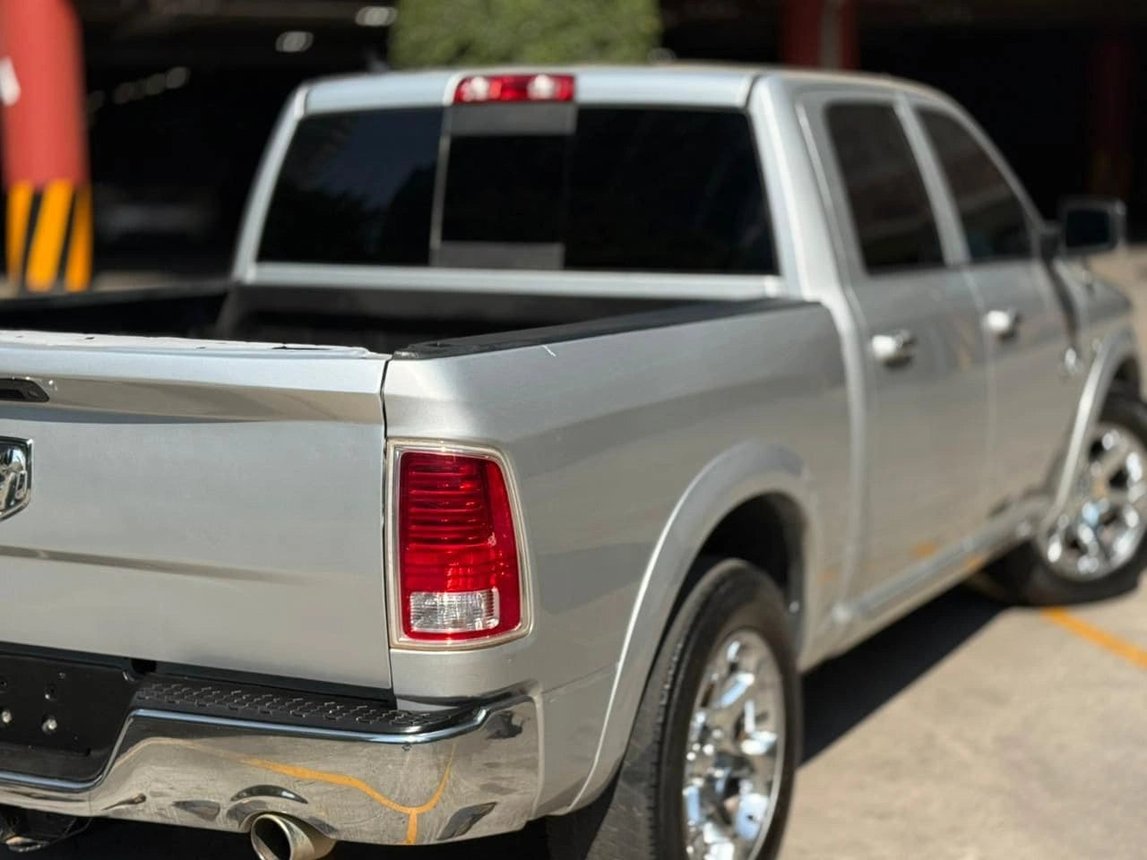 Camioneta Dodge RAM 1500 Laramie 2017, pickup de tamaño completo, vista lateral mostrando detalles del vehículo en color gris.