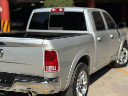 Camioneta Dodge RAM 1500 Laramie 2017, pickup de tamaño completo, vista lateral mostrando detalles del vehículo en color gris.