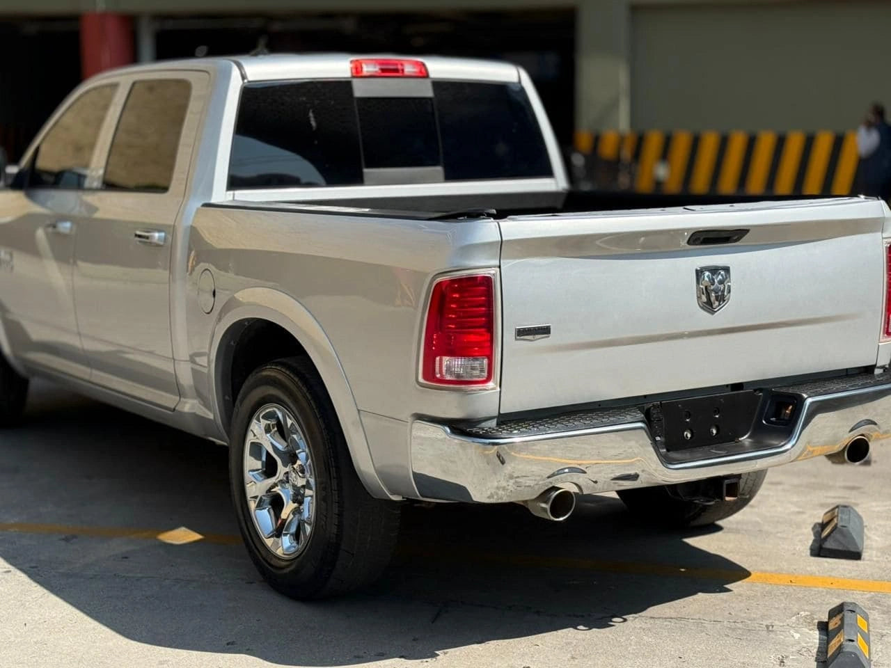 Camión pickup Dodge RAM 1500 Laramie 2017 en color negro, imagen de alta calidad, vista frontal y detalles del vehículo.