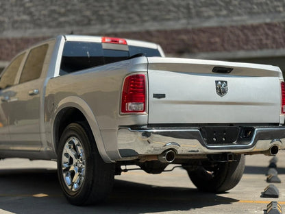 Camioneta Dodge RAM 1500 Laramie 2017 de tamaño pickup, vista lateral del vehículo en color gris.