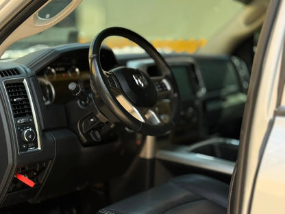 Camioneta Dodge RAM 1500 Laramie 2017 de pickup, imagen en formato webp mostrando el vehículo en color gris.
