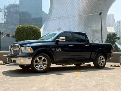Camioneta Dodge RAM 1500 Laramie 2017, Pickup de tamaño completo, vista lateral mostrando el diseño y color del vehículo.