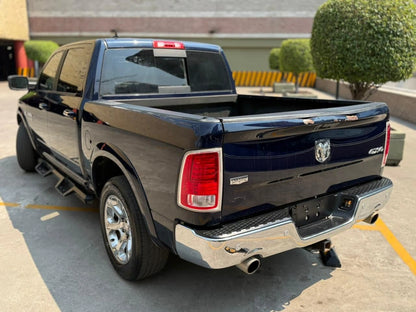 Camioneta Dodge RAM 1500 Laramie 2017 en color negro, vista lateral, con detalles del interior y exterior, en buen estado.