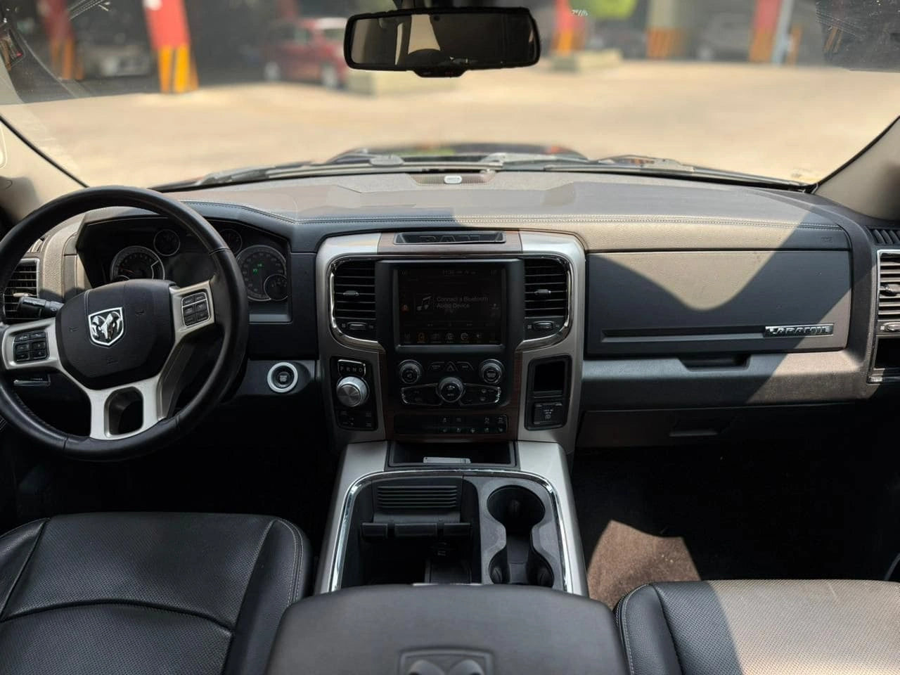 Camioneta Dodge RAM 1500 Laramie 2017, pickup de tamaño grande con detalles en el exterior, vista frontal en color plateado.