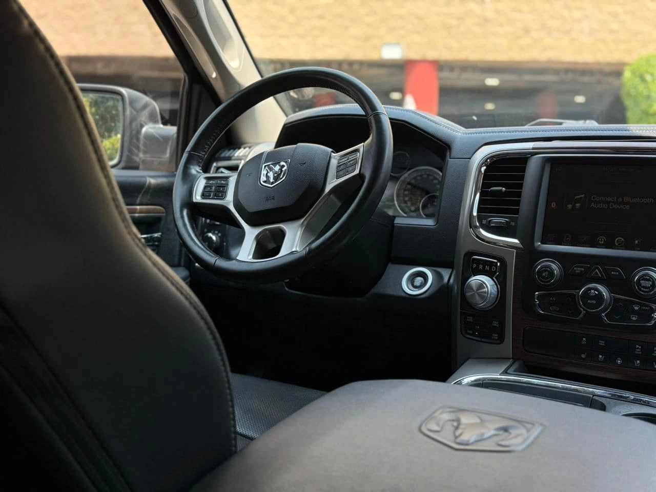 Camioneta Dodge RAM 1500 Laramie 2017, pickup de tamaño completo, vista lateral del vehículo en color gris oscuro.