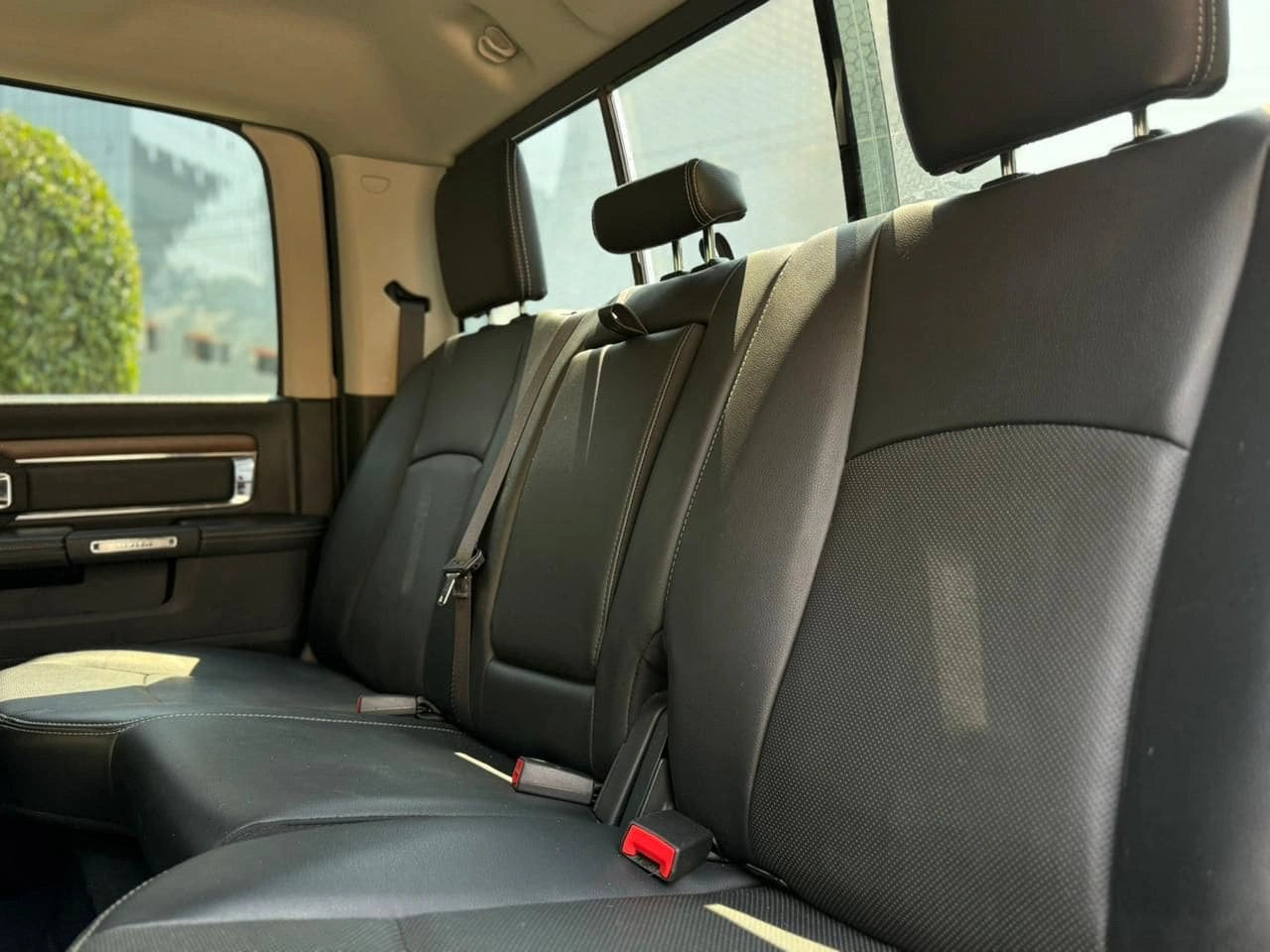 Camioneta Dodge RAM 1500 Laramie 2017 de pickup, vista lateral con detalles del diseño y características del vehículo.