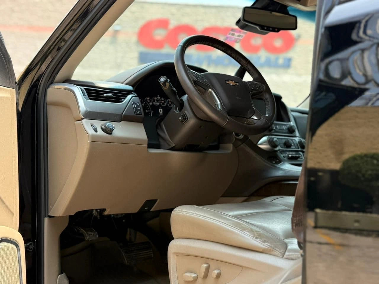 SUV Chevrolet Tahoe LT 2017 de Carmexio CDMX, vista lateral mostrando el diseño exterior y detalles del vehículo.
