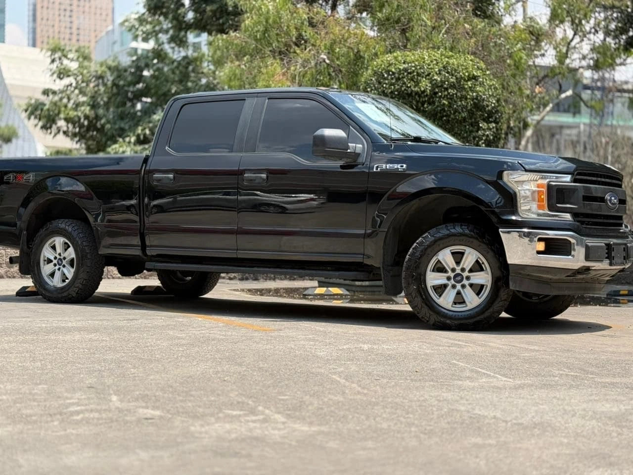 Camioneta Ford F150 XL 2018 de pickup de la marca Carmexio CDMX, vista lateral del vehículo en color gris oscuro