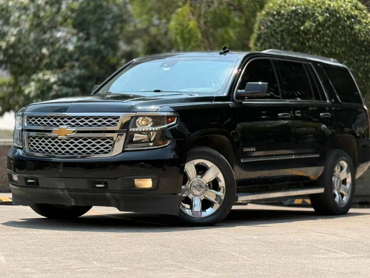 SUV Chevrolet Tahoe LT 2017 de Carmexio CDMX, vista frontal con parrilla y luces delanteras en color plateado.