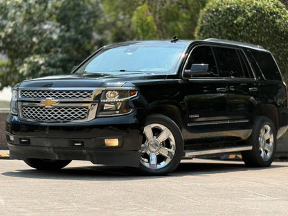 SUV Chevrolet Tahoe LT 2017 de Carmexio CDMX, vista frontal con parrilla y luces delanteras en color plateado.