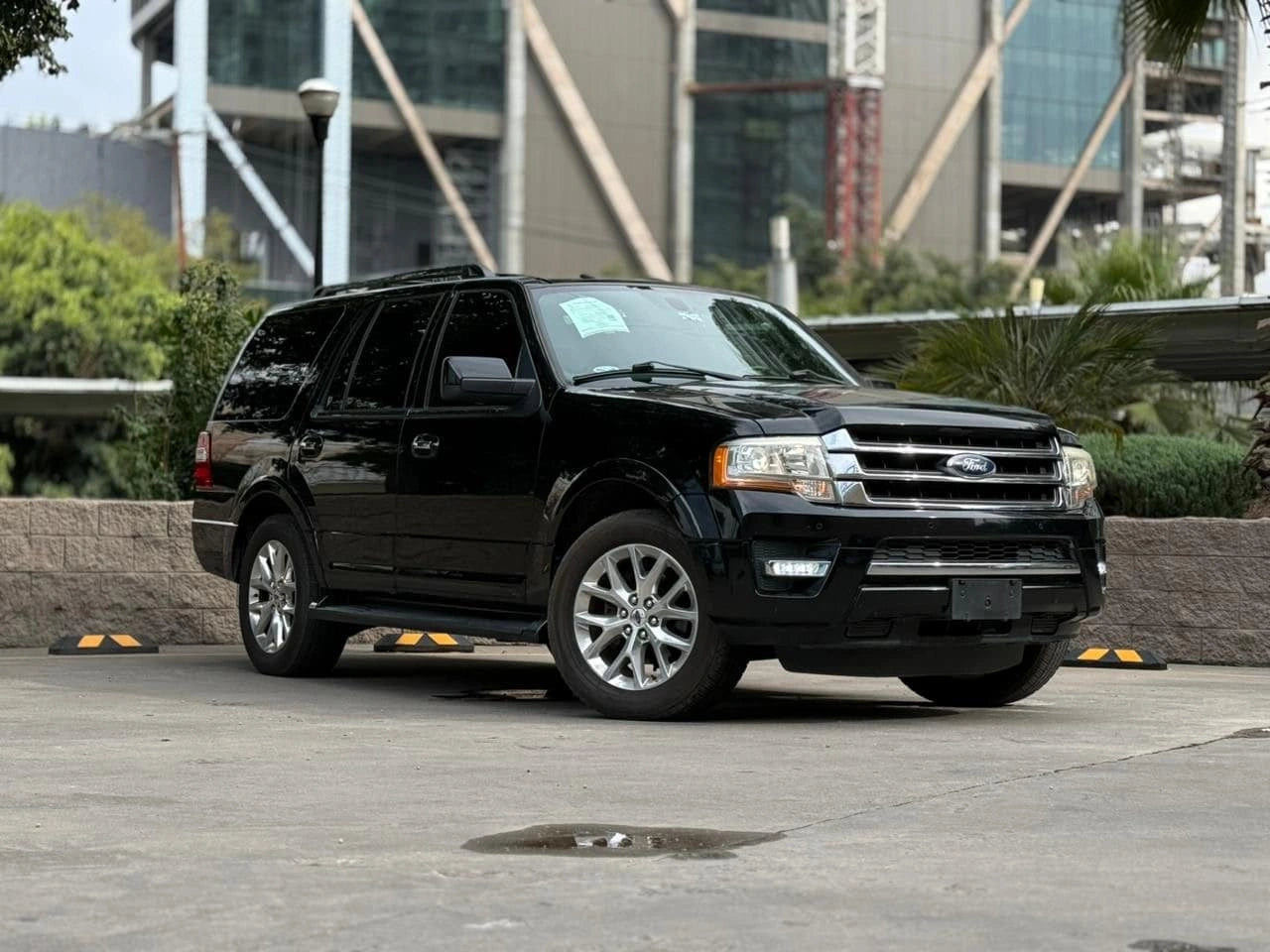 SUV Ford Expedition Limited 2017 de Preventas Carmexio, vista frontal con detalles del vehículo en color gris metálico.
