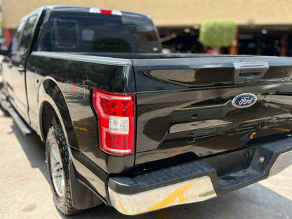 Camión pickup Ford F150 XL 2018 de Carmexio CDMX, vista frontal con detalles del diseño y color azul.