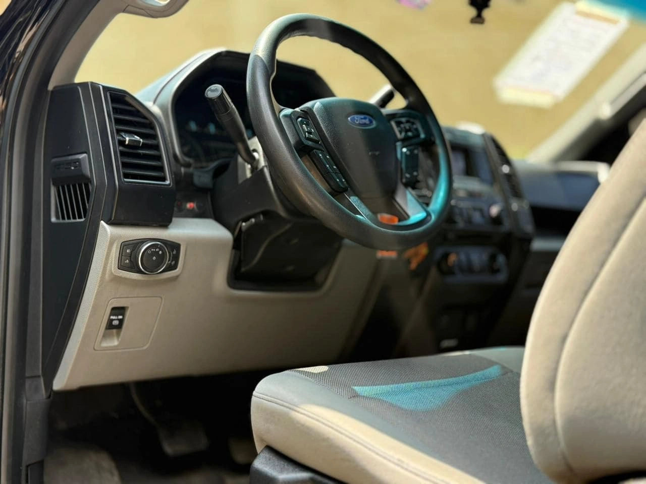 Camioneta pickup Ford F150 XL 2018 de la marca Carmexio CDMX, vista lateral con detalles del vehículo.