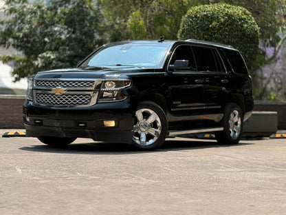 SUV Chevrolet Tahoe LT 2017 de color gris oscuro, vista frontal del vehículo con detalles del diseño exterior.