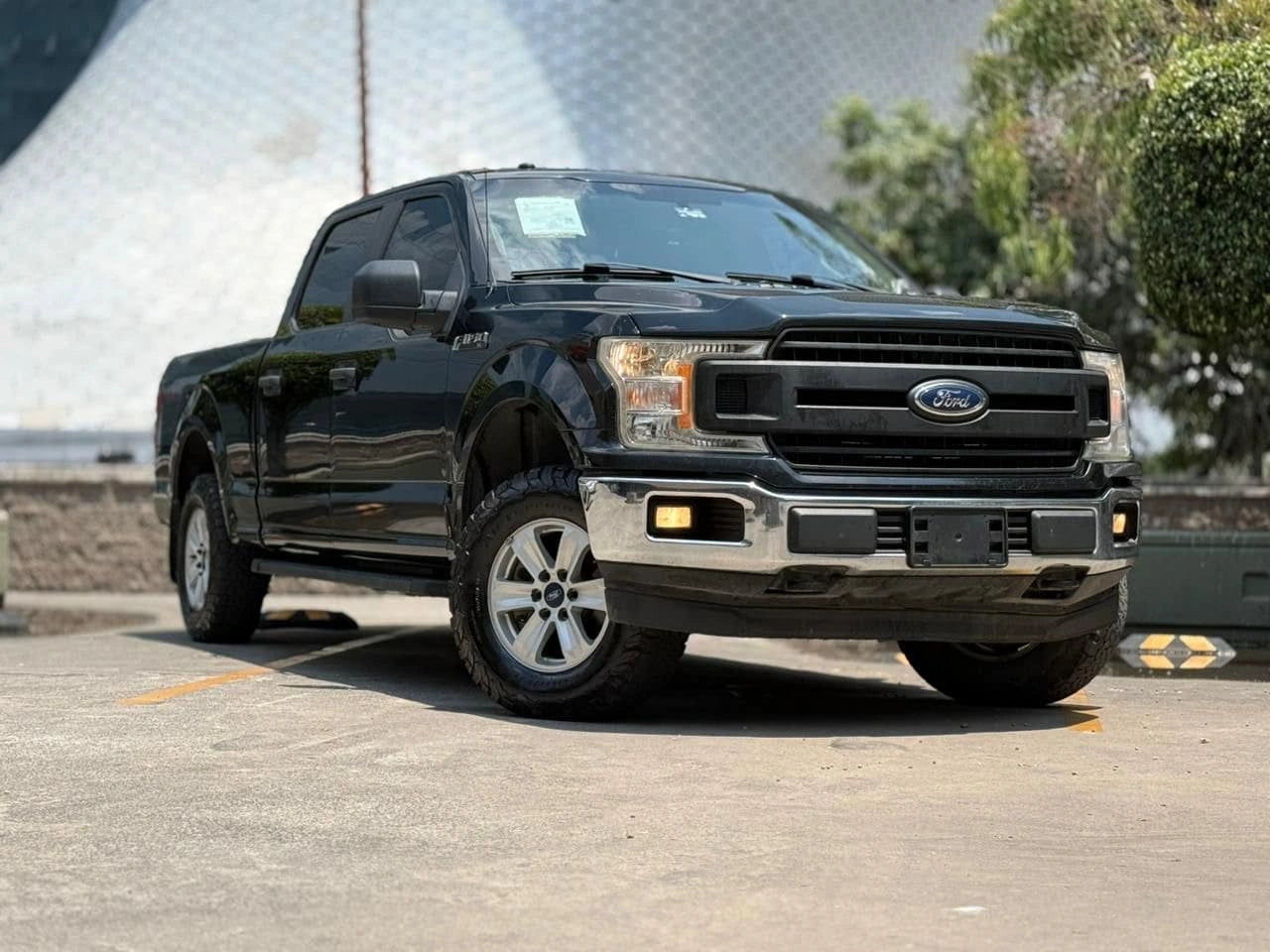 Camioneta Ford F150 XL 2018 de pickup, en color azul, vista lateral mostrando su tamaño y diseño robusto.