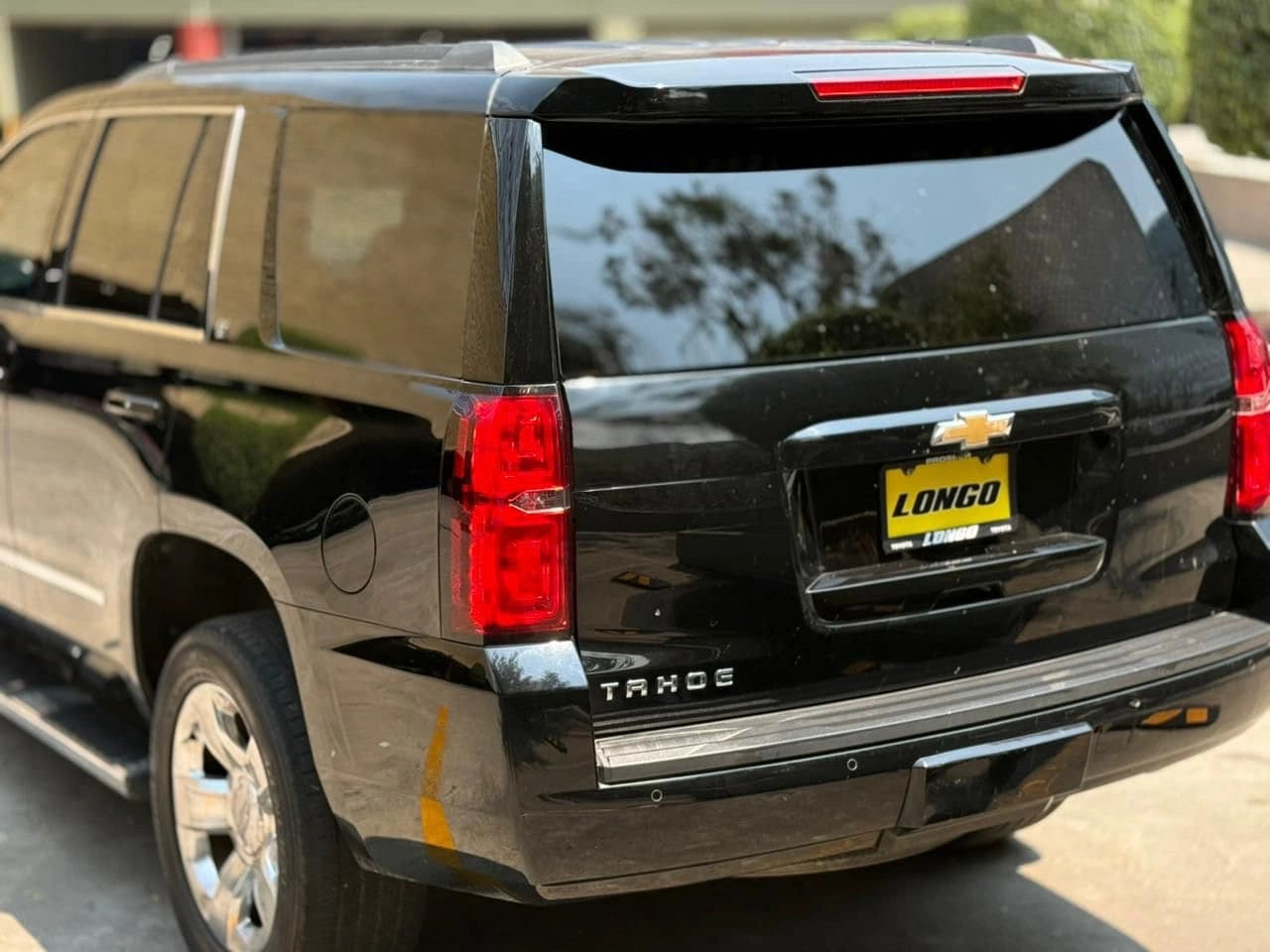 SUV Chevrolet Tahoe LT 2017 de Carmexio CDMX, vista frontal del vehículo en color plateado y detalles del diseño exterior.