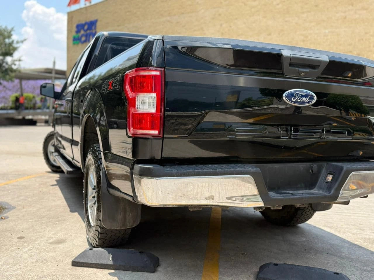 Camioneta pickup Ford F150 XL 2018 de Carmexio CDMX, vista lateral mostrando cabina y carga trasera.