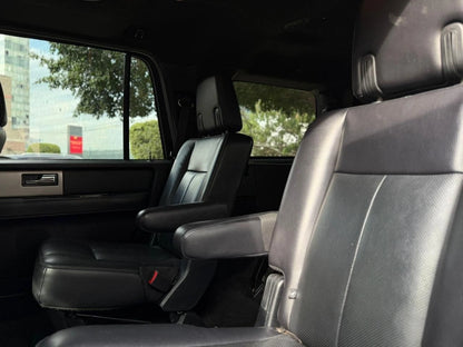 Ford Expedition Limited 2017 SUV de Preventas Carmexio, vista frontal con detalles del diseño y luces delanteras.