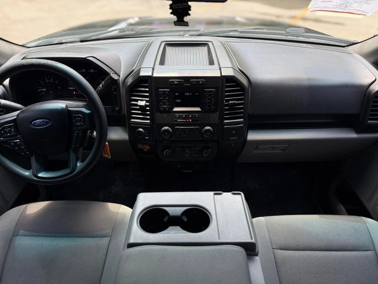 Camioneta pickup Ford F150 XL 2018 de Carmexio CDMX, vista lateral con detalles del vehículo en color azul metálico.