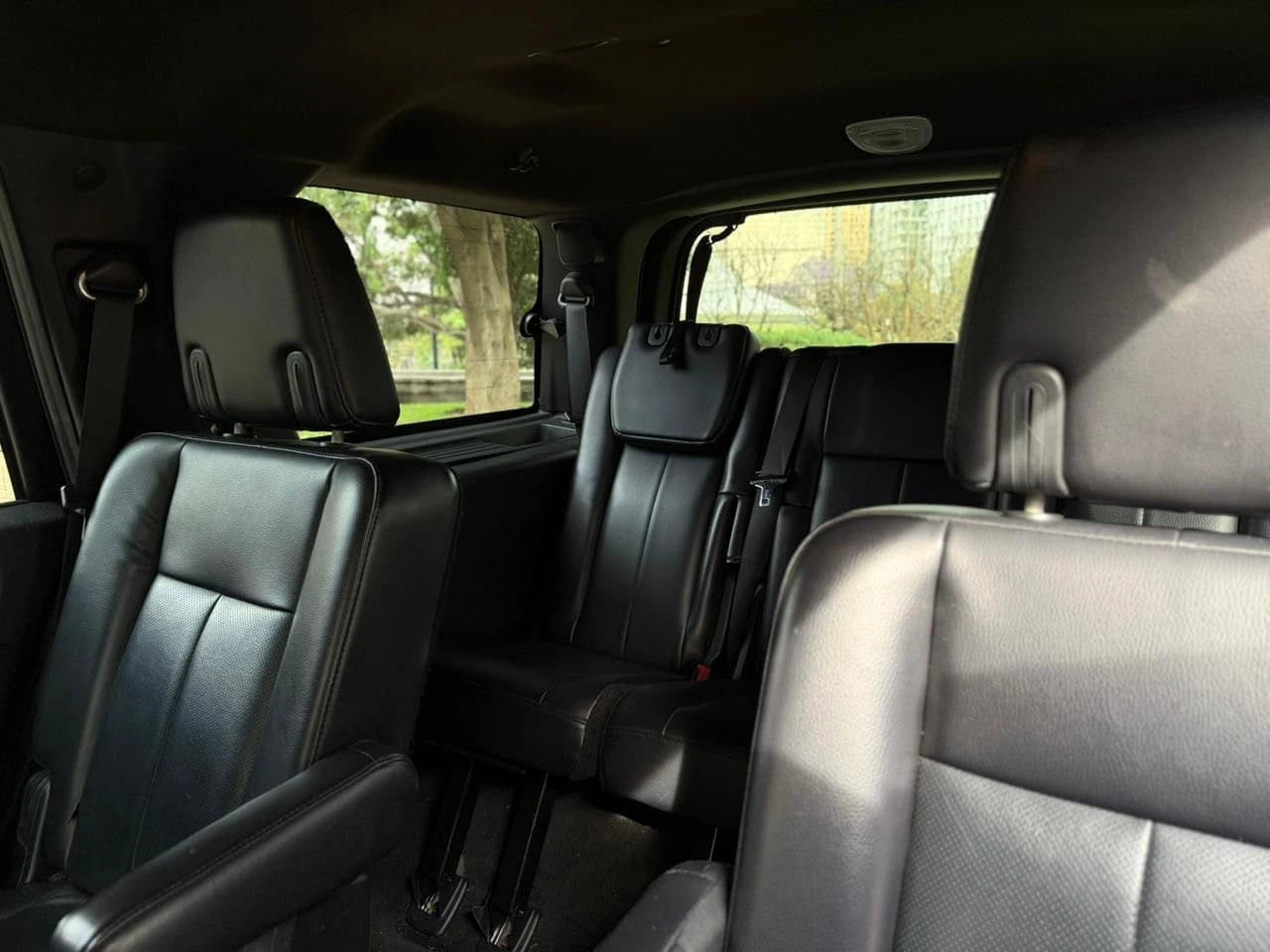 Imagen de un SUV Ford Expedition Limited 2017 de Preventas Carmexio, mostrando su exterior en color plateado y diseño robusto.