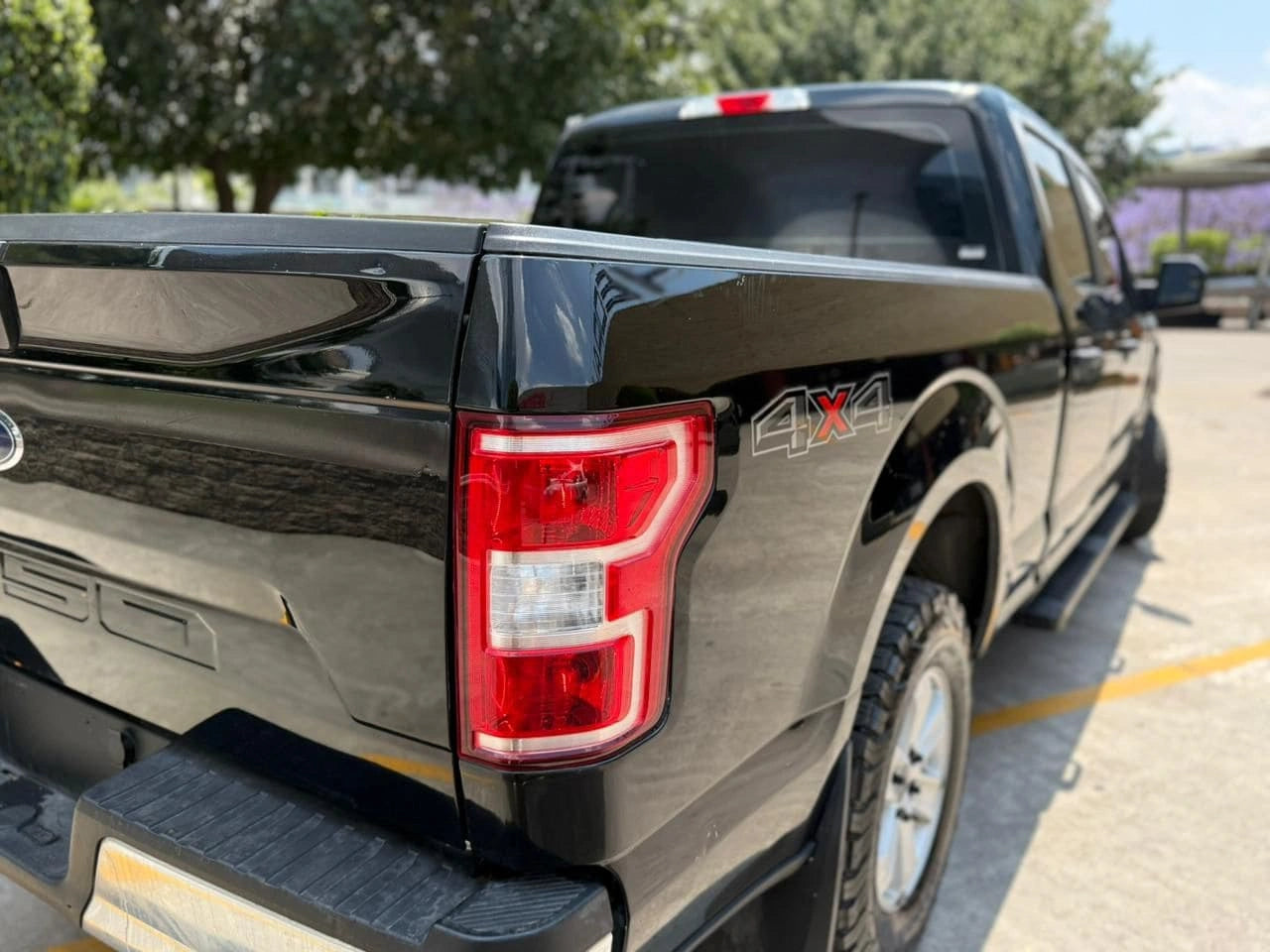Camioneta Ford F150 XL 2018 de pickup, en color azul, vista lateral, en buen estado, con detalles y ruedas grandes.